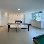 Apto no 4º andar com ar e Wi-Fi a 250 mts do mar!